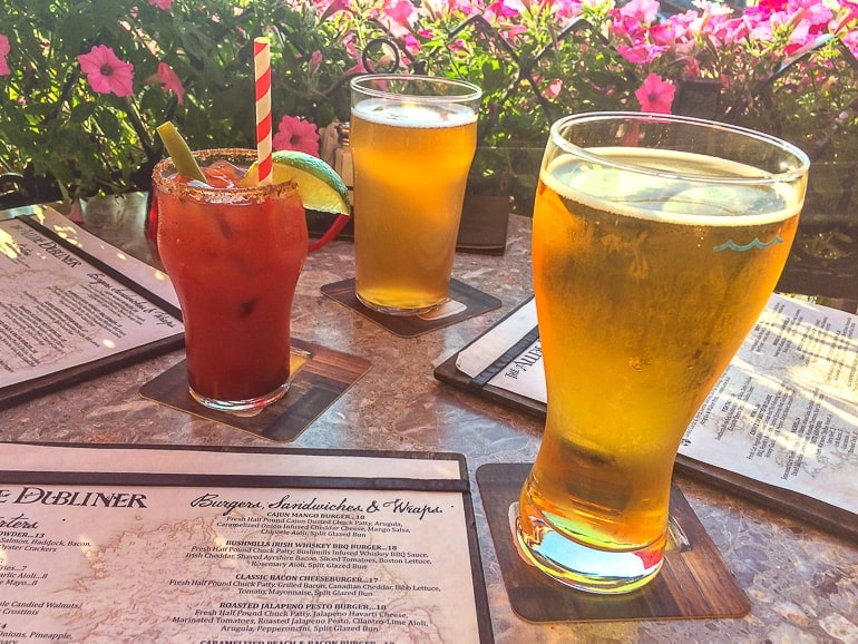 Zwei Gläser mit Bier und Cider und Gas mit Caesar Getränk auf Tisch