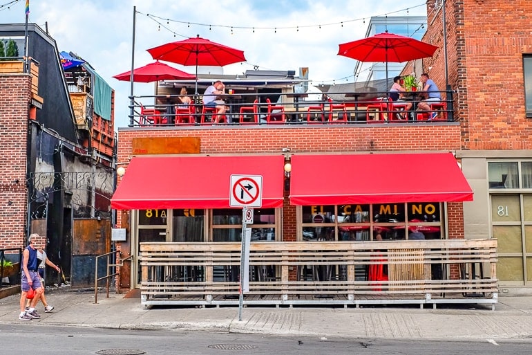 Bar mit roter Verzierung und Balkn mit Sonnenschirmen in Ottawa