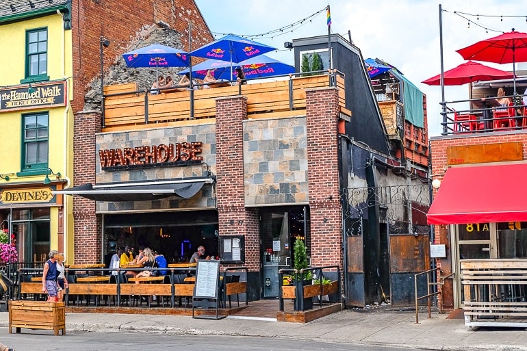 Bar mit Terrasse und Balkon mit Sonnenschirmen in Ottawa