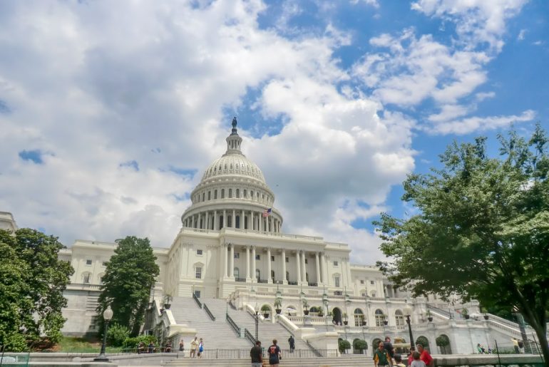 Weißes Kapitolgebäude mit blauem Himmel Sehenswürdigkeiten Washington DC