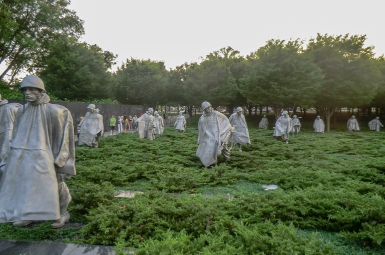 Weiße Statuen mit grünen Büschen Koreakrieg Denkmal Washington DC Sehenswürdigkeiten