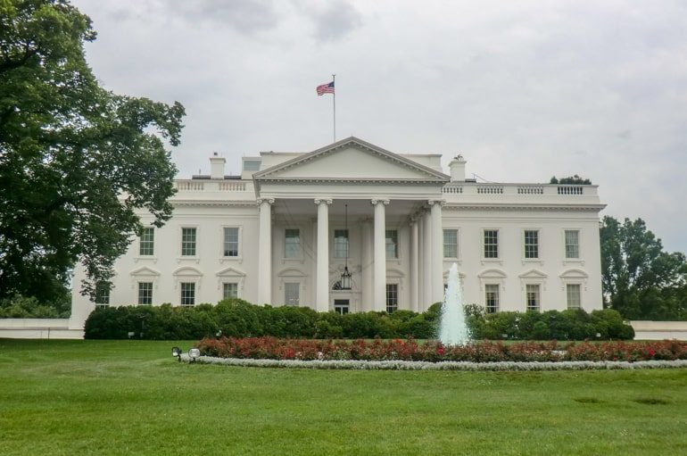 Weißes Haus mit grünem Rasen Washington DC Sehenswürdigkeiten