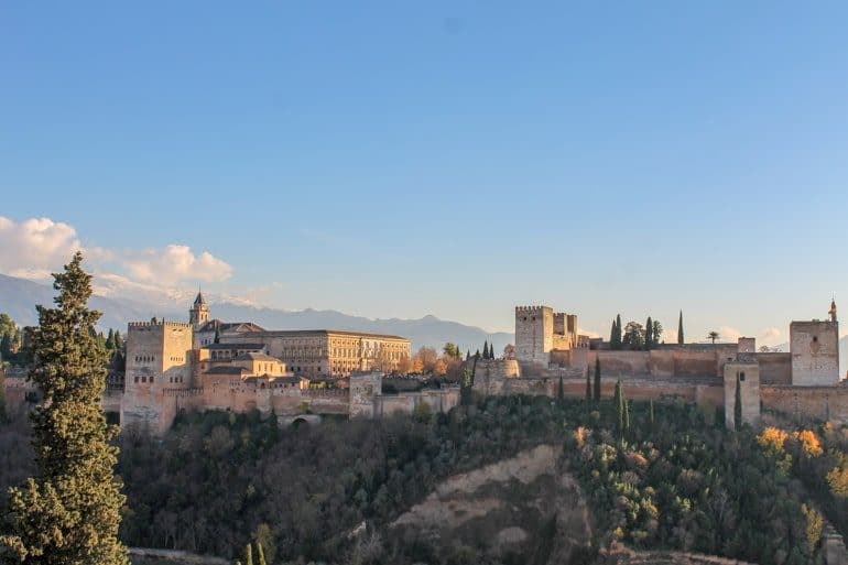 Alte spanische Festung auf Hügel Alhambra Granada Spanien Rundreise