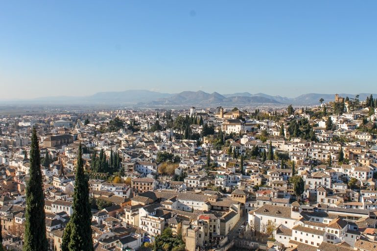 Weiße Häuser in Granada Spanien mit blauem Himmel