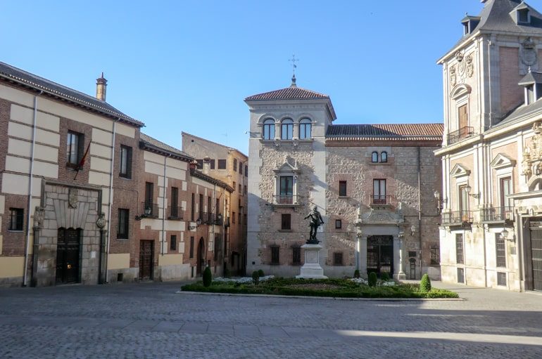 Alte Gebäude und Statue auf Platz in Madrid Rundreise Spanien