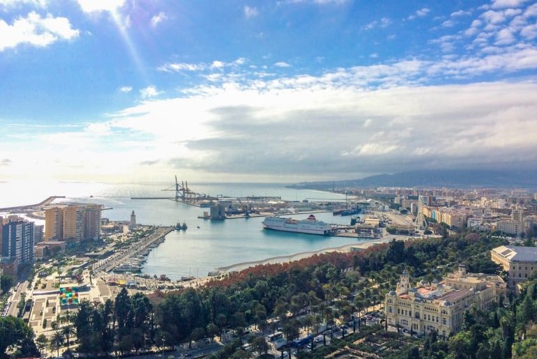 Spanischer Hafen mit Kreuzfahrtschiff Malaga Rundreise Spanien