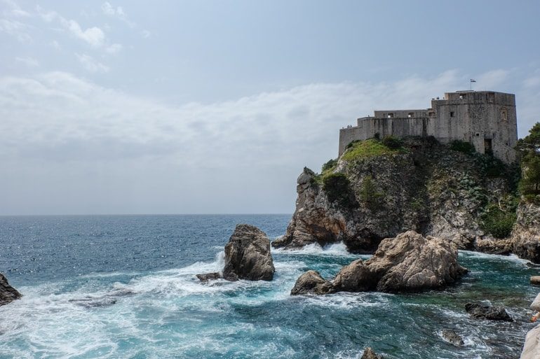 Alte Steinfestung mit Meer im Vordergrund Dubrovnik Kroatien Sehenswürdigkeiten