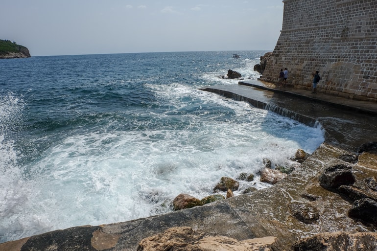 Wellen brechen auf Stein Sehenswürdigkeiten Dubrovnik