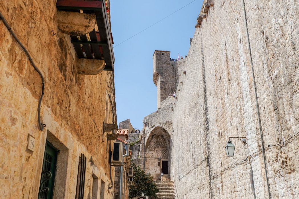 Stadtmauer aus Sandstein und Turm in Dubrovnik Kroatien