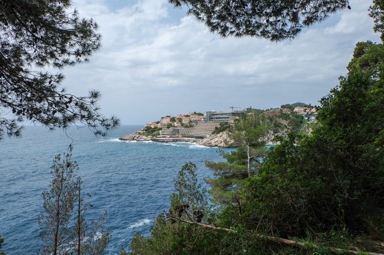 Hotel und Klippen an Küste Dubrovnik Kroatien