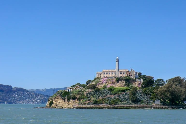 Alcatraz Insel mit blauem Himmel San Francisco Sehenswürdigkeiten Top 10
