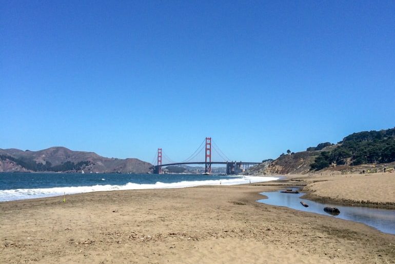 Sandstrand mit blauem Himmel und Golden Gate Bridge San Francisco Sehenswürdigkeiten