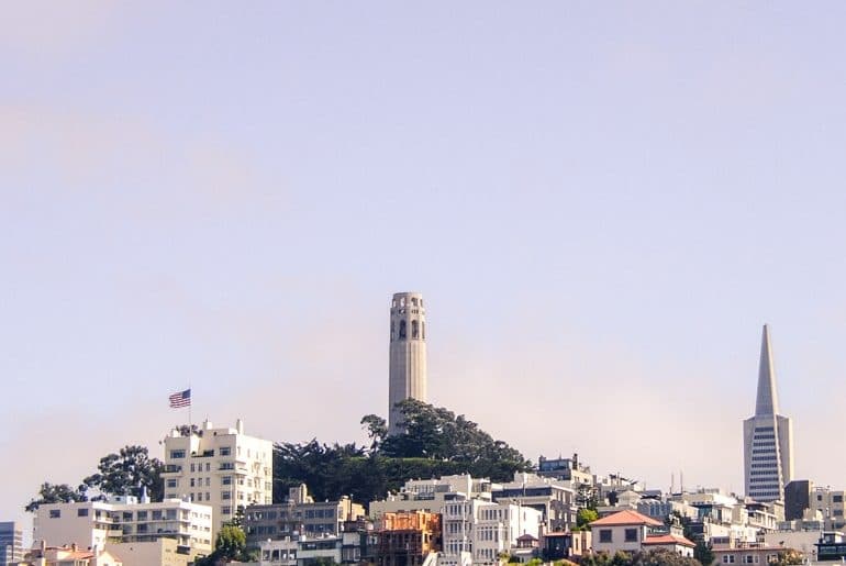 Weißer Turm auf Hügel Coit Tower Top 10 Sanfrancisco Sehenswürdigkeiten