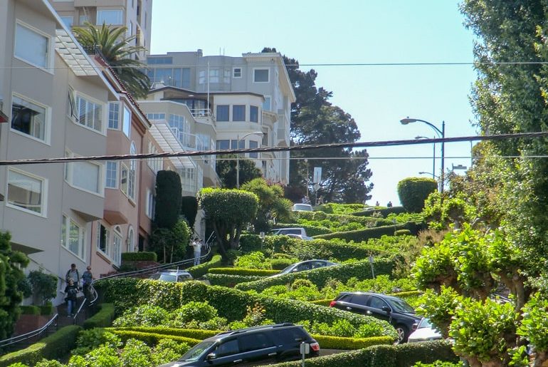 Grüne kurvenreiche Lombard Street San Francisco Attraktionen