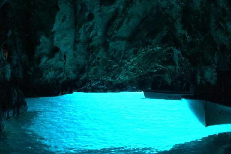 Blaues Wasser in Höhle Blaue Grotte Kroatien Sehenswürdigkeiten