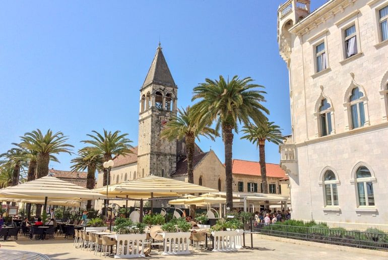 Kirchturm mit Cafe im Vordergrund Trogir Kroatien Sehenswürdigkeiten