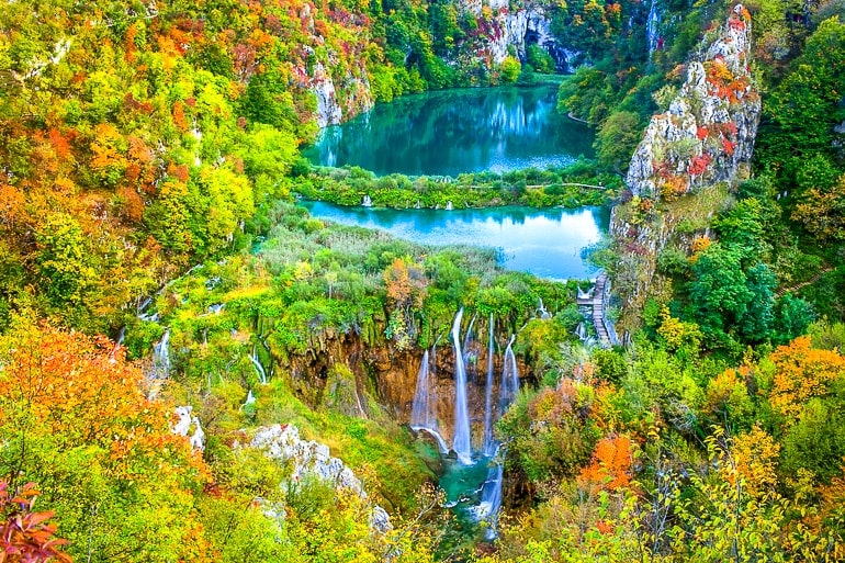 Wasserfall mit blauem See und bunten Bäumen Plitvice Nationalpark Kroatien