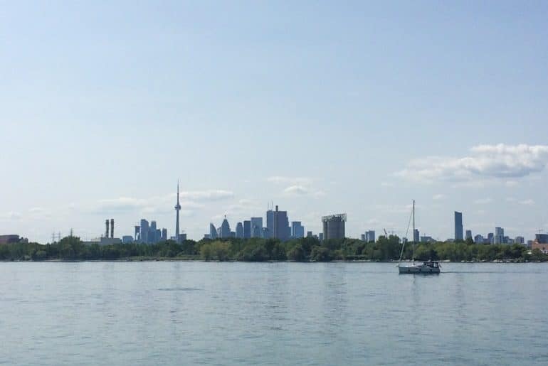 Innenstadt Toronto mit Ontariosee im Vordergrund Kanada