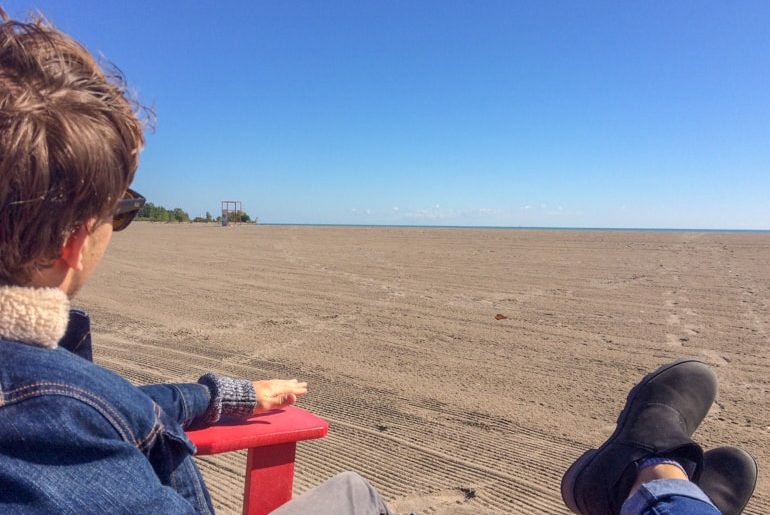 Sandstrand mit Mann im Stuhl und Schuh Sehenswürdigkeiten Toronto