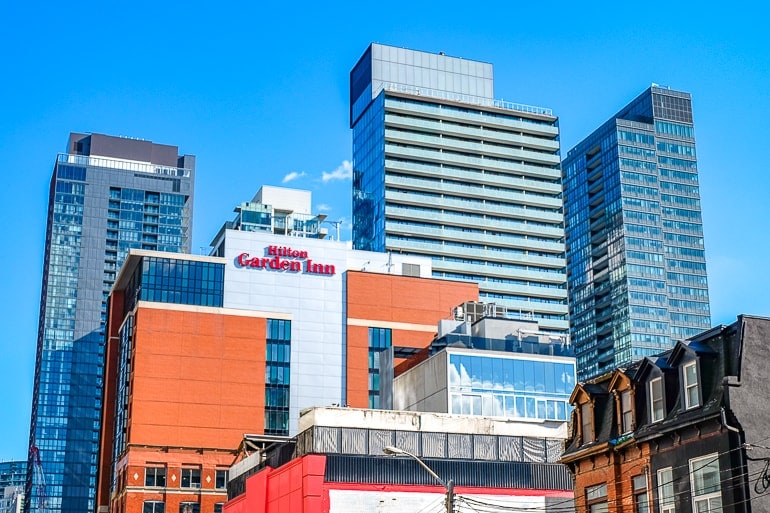 Hotelgebäude zwischen anderen hohen Gebäuden in Innenstadt von Toronto.