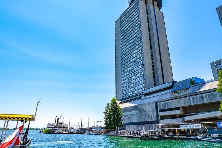 Hohes Hotelgebäude an Ufer von See in Toronto Kanada