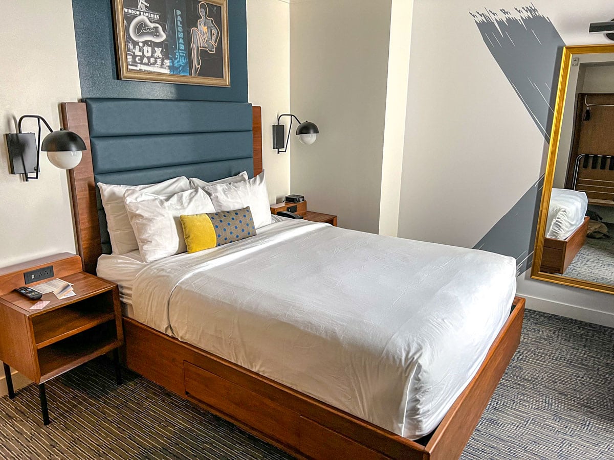 gemachtes Bett in einem schönen Hotelzimmer mit coolem Design im Belmont Hotel in Vancouver.