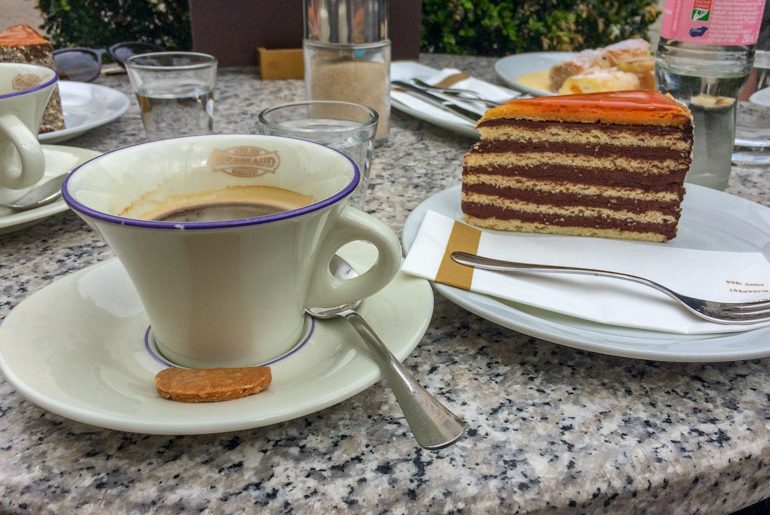 Kaffee und Dobos Torte auf Marmortisch Budapest Ungarn
