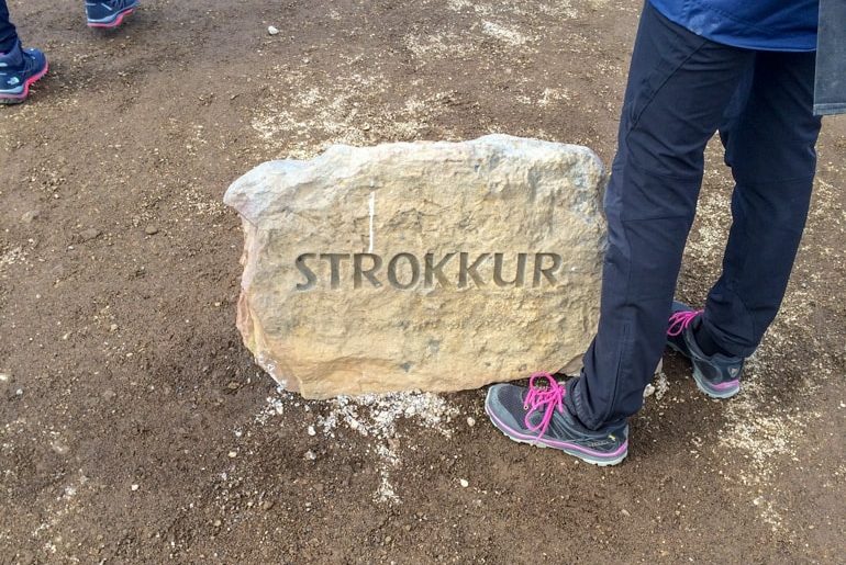 Stein mit Name von Geysir und Wanderschuh Golden Circle Tour Island