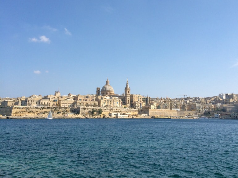 Kirche und Gebäude von Valletta Malta mit blauem Wasser