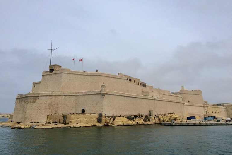 Sandsteinfarbene Befestigungsanlage mit Wasser in Malta