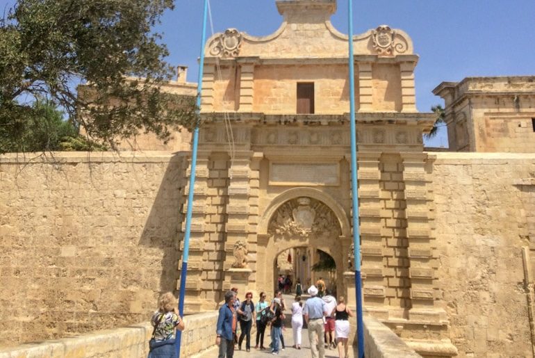 Sandsteinfarbenes Tor zur Altstadt von Mdina Malta Sehenswürdigkeiten