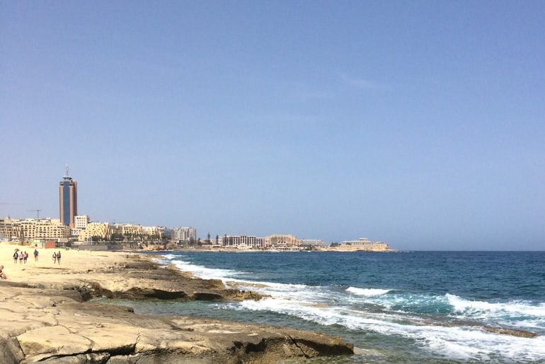 Küste mit Gebäuden im Hintergrund Malta