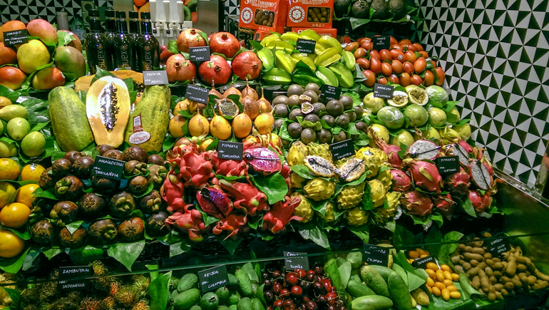 Buntes Obst auf Markt in Barcelona Spanien.