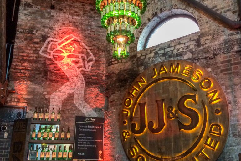Kronleuchter aus grünen Glasflaschen und Zeichen Jameson Distillery Dublin