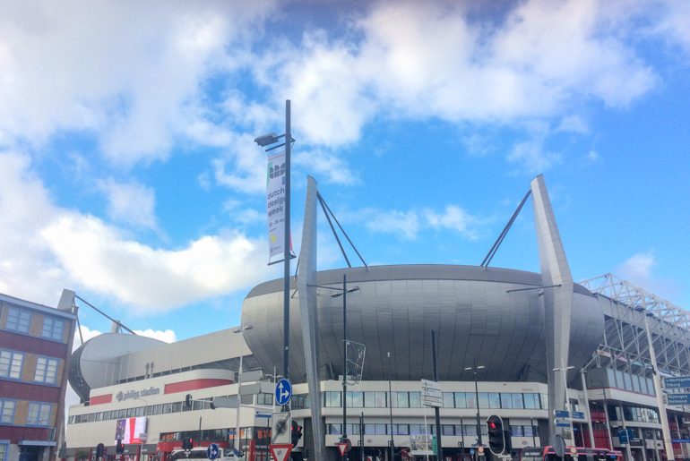 Graues Fußballstadion mit blauem Himmel Sehenswürdigkeiten Eindhoven