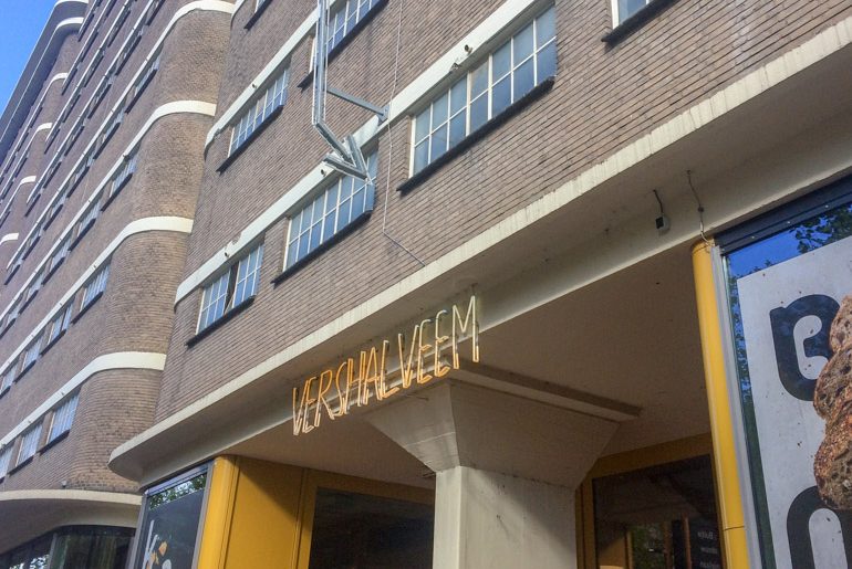 Gelbes Neonschild und Ziegelwand Eindhoven Niederlande