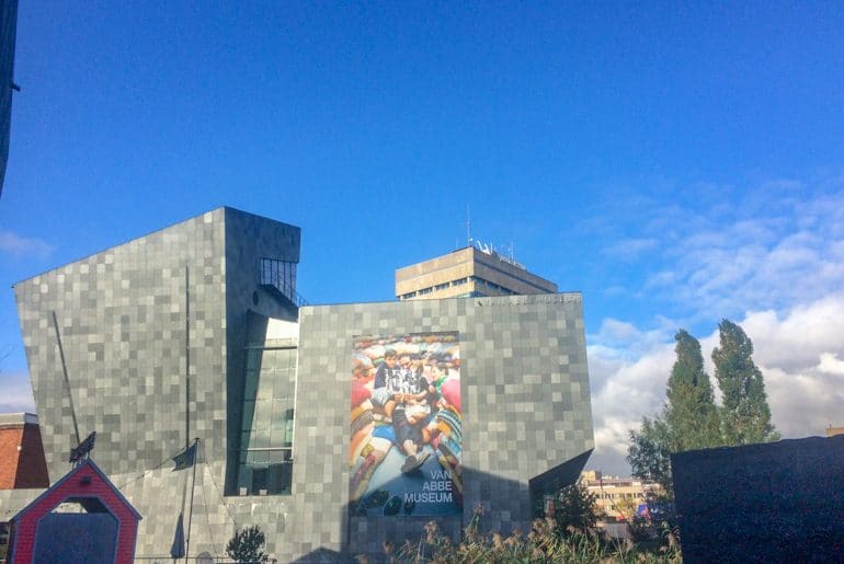 Museumsgebäude mit blauem Himmel Sehenswürdigkeiten Eindhoven