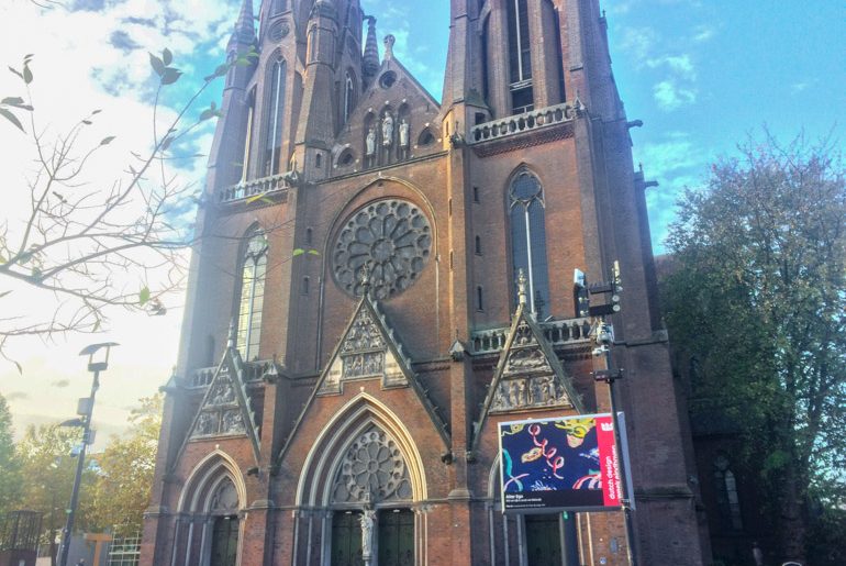 Rote Kathedrale aus Ziegeln mit blauem Himmel Eindhoven Sehenswürdigkeiten