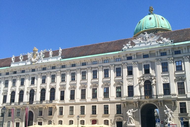 Eingang der Hofburg mit grünem Dach Sehenswürdigkeiten Wien