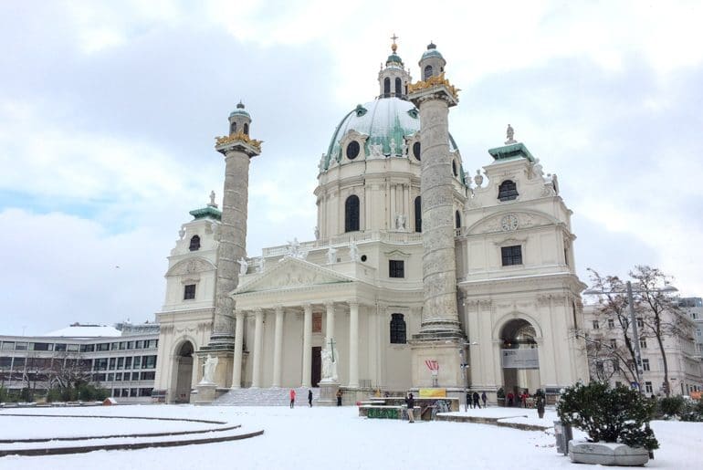 Kirche mit grünem Dach und Schnee Wien Sehenswürdigkeiten