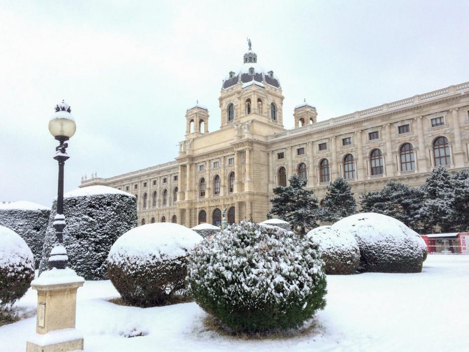 Altes Museumsgebäude mit schneebedeckten Büschen in Wien