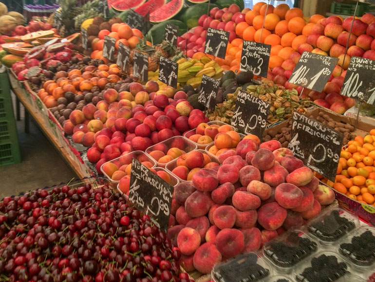 Obst bei Stand im Naschmarkt Wien Österreich