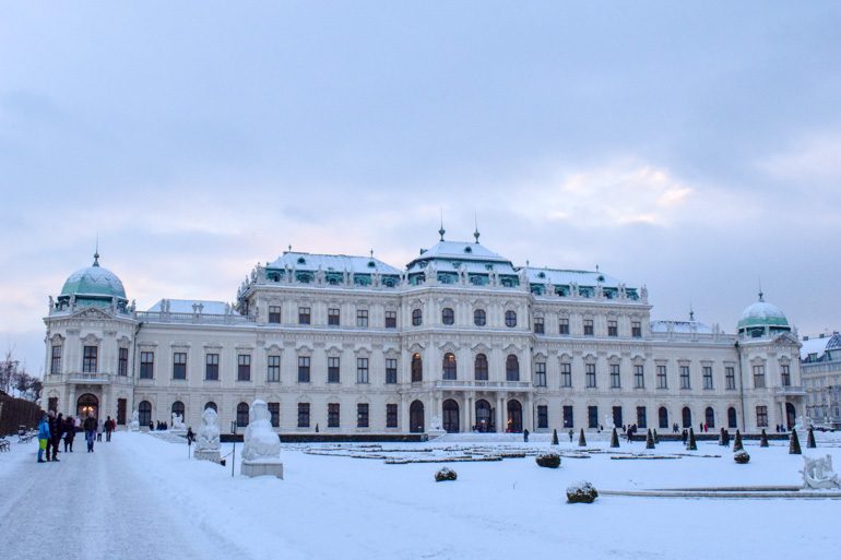 Schloss Belvedere mit schneebedecktem Garten Wien Sehenswürdigkeiten