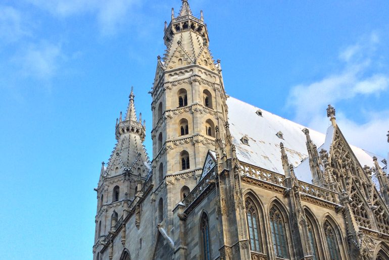Türme des Stephansdoms mit blauem Himmel Wien Sehenswürdigkeiten