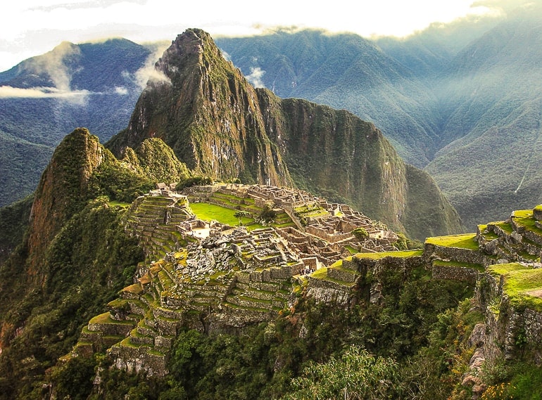 Steinruinen Machu Picchu mit grünen Hügeln einmalige Reiseerlebnisse