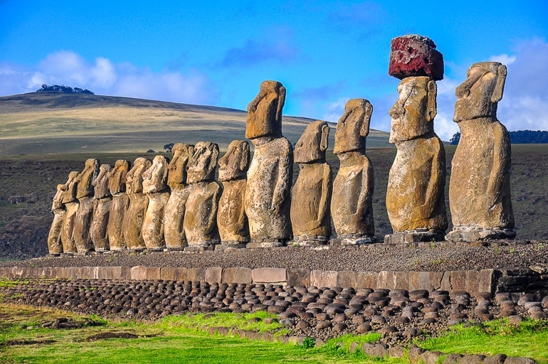 Steinstatuen Moai Köpfe mit grünem Gras und blauem Himmel Reiseerlebnisse