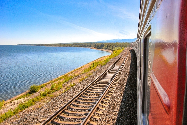 Eisenbahnwagon und Schienen Trassibirische Eisenbahn einmalige Erlebnisse