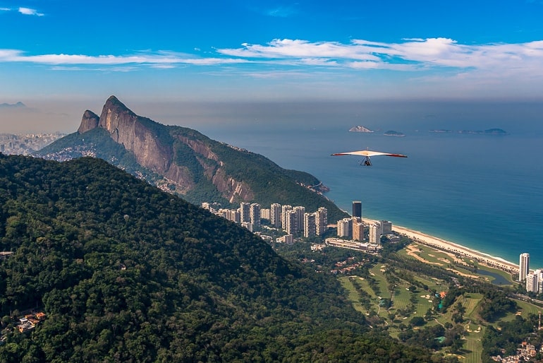 Drachenflieger über Küste in Rio de Janeiro Brasilien