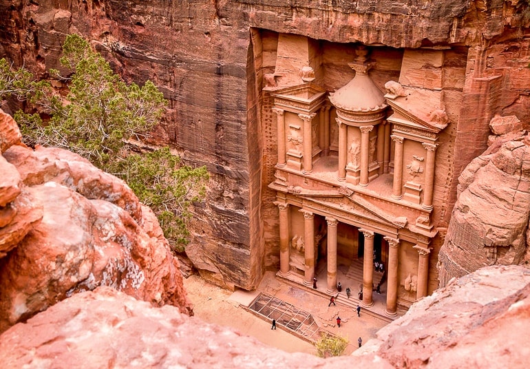 In Stein gehauener Tempel im Berg Petra