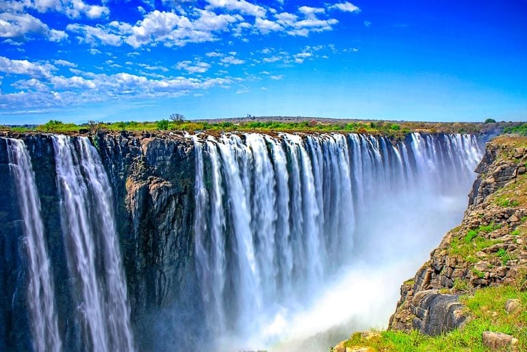Großer Wasserfall mit blauem Himmel Viktoriafälle Afrika